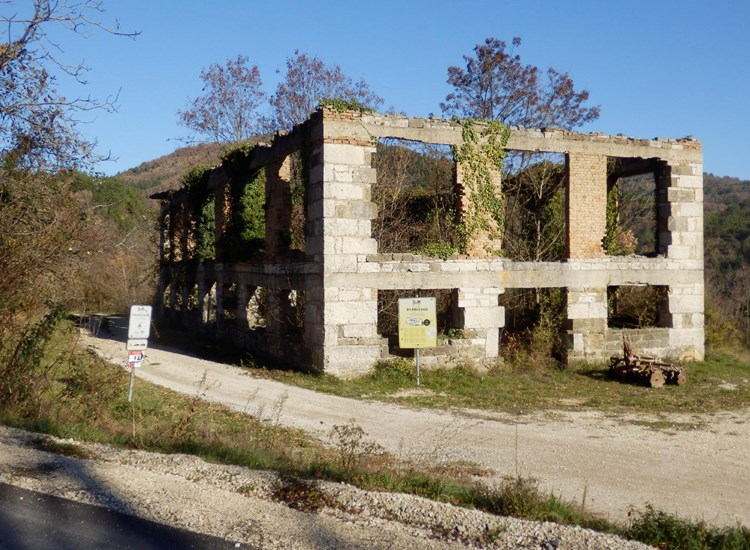 Ruševina je nedaleko trase Parenzane