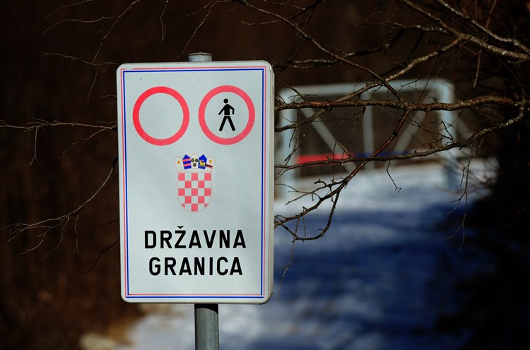 Nedavno je na sjeveru Istre postavljena žica uz granicu sa Slovenijom (M. MIJOŠEK)