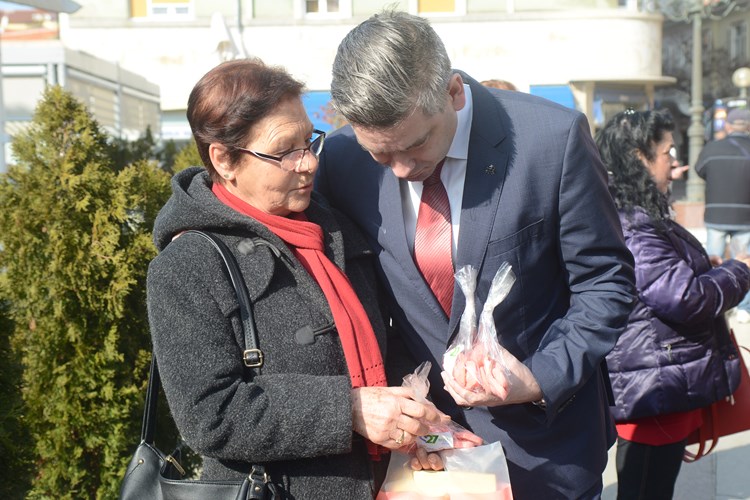Predsjednik IDS-a Boris Miletić s građanima za Valentinovo na Narodnom trgu (Dejan ŠTIFANIĆ)
