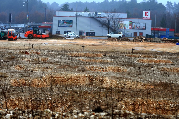 Na ovom je zemljištu najavljena gradnja shopping centra još 2011. godine (Milivoj MIJOŠEK)