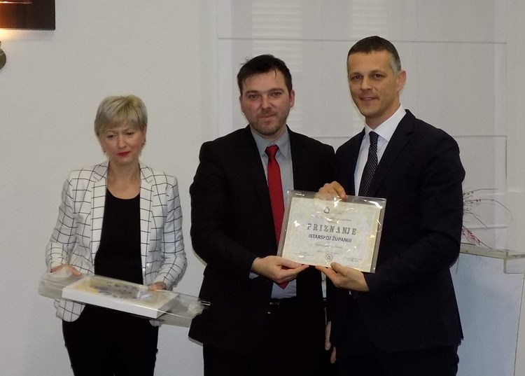 Ravnateljica Gordana Helen Šišović i predsjednik Upravnog vijeća Darko Jakac uručili su priznanje županu Valteru Flegu 