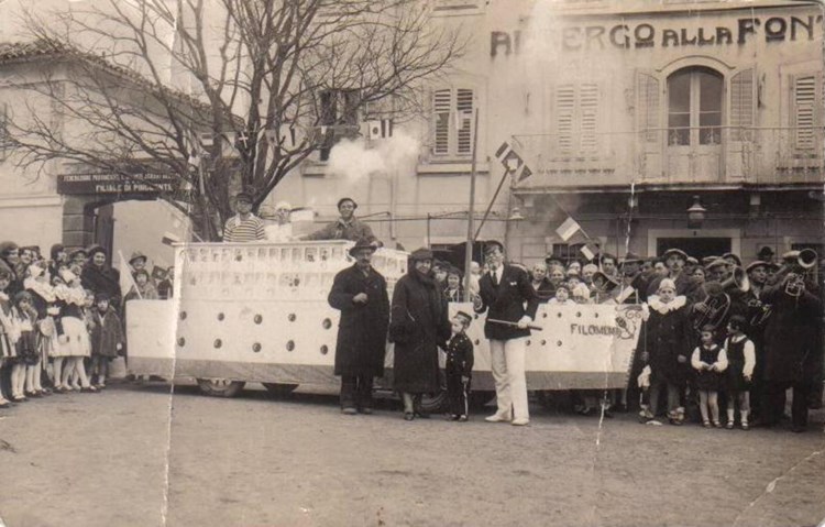 Alegorijska kola kao brod 1932. kod hotela Albergo alla Fontana (Fundus Zavičajnog muzeja Buzeta)