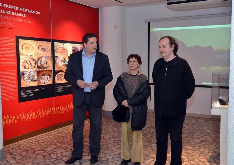 Darko Komšo, Marina Orlić i  Romuald Zlatunić na otvaranju izložbe (Neven LAZAREVIĆ)