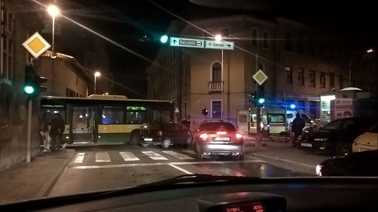Prometna nesreća na križanju Zagrebačke i Rakovčeve ulice u Puli (K. Ž.)
