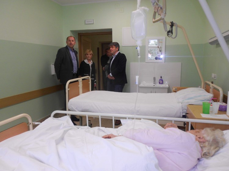 Renato Krulčić, Marina Lovrinić i dr. Ante Ivančić u novouređenoj sobi  (M. RIMANIĆ)