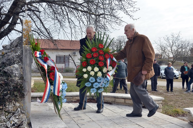 Polaganje vijenaca na spomenik 15 žrtava Režanaca (N. LAZAREVIĆ)