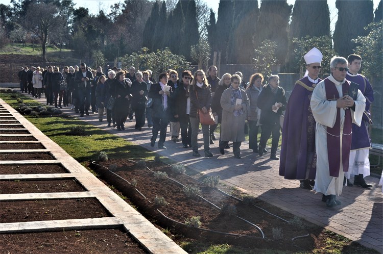 Nakon dovršetka radova groblje je blagoslovio biskup Dražen Kutleša