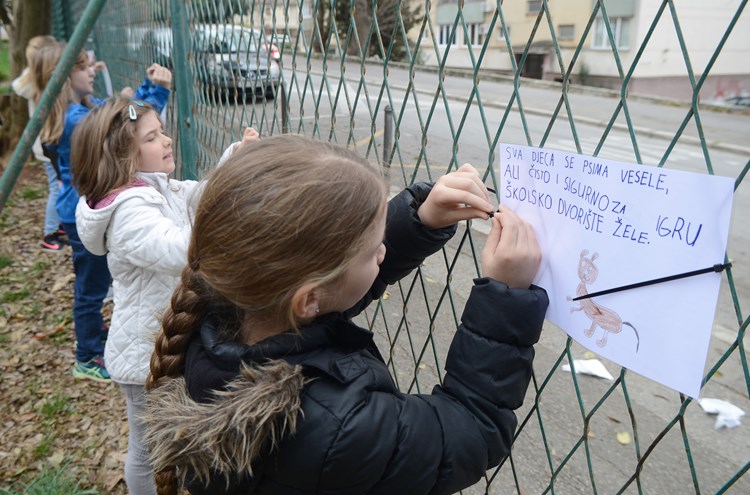 Djeca su svojim crtežima upozorila na problem pasa na školskom dvorištu
