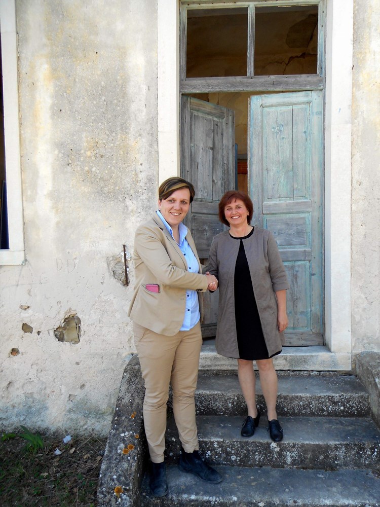 Monika Udovičić i Sanja Mališa ispred stare škole u Motovunskim Novakima (A. DAGOSTIN)