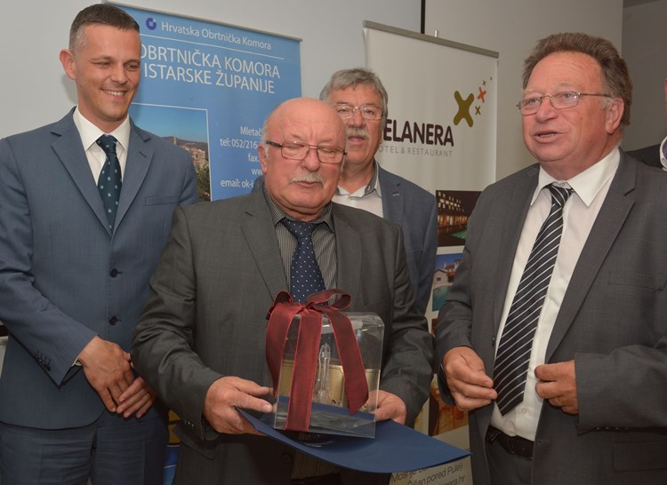 Nagrađeni Vlado Cvitić u društvu s istarskim županom Flegom i kolegama 