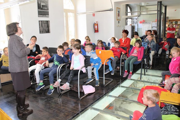 Željka Horvat-Vukelja družila se s djecom u knjižnici