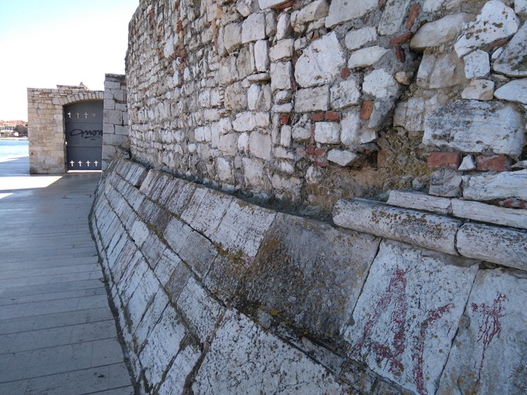 Tisućljetne zidine porečke šetnice su uništene (I. GRGAT)