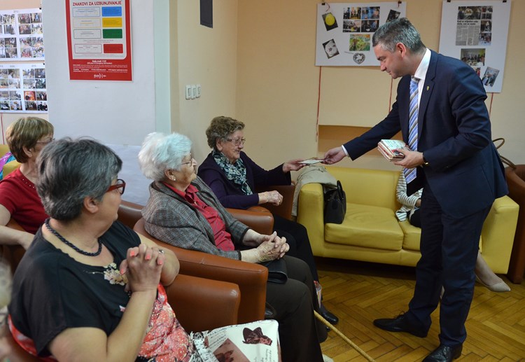 Pulski gradonačelnik Boris Miletić dijelio je CD nazočnima (Danilo MEMEDOVIĆ)