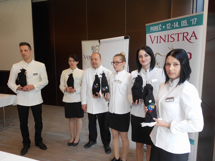 Poslužitelji s vinima pripremljenima za ocjenjivače