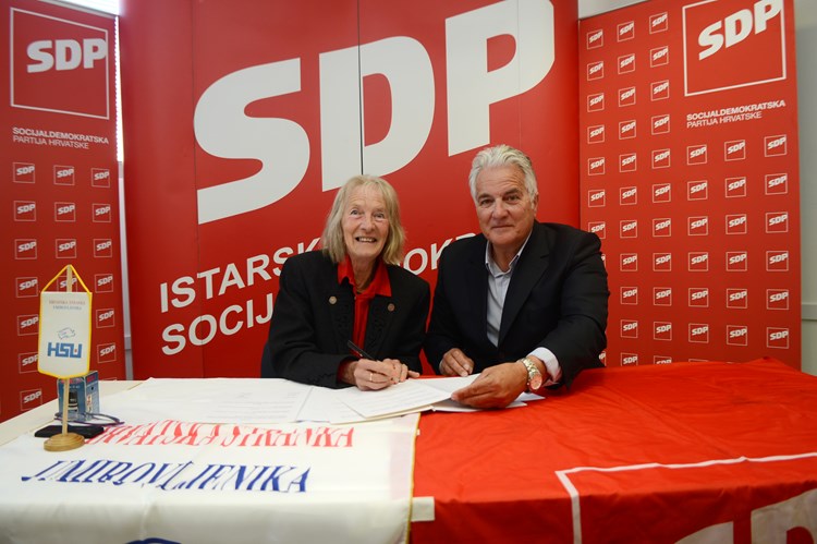 Nataša Novak i Radomir Korać potpisuju sporazum (D. STIFANIĆ)