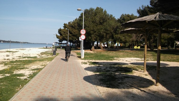 Kratka općinska plaža u Valbandonu uvijek je vruća tema (Z. STRAHINJA)