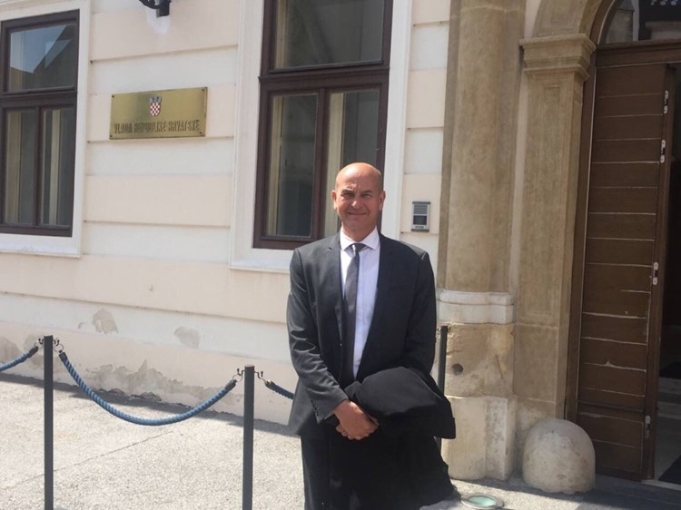 Umaški gradonačelnik ispred zgrade Vlade RH nakon sastanka