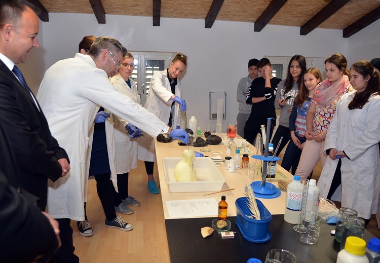 Učenici i uzvanici u novom laboratoriju za kemiju  (D. MEMEDOVIĆ)