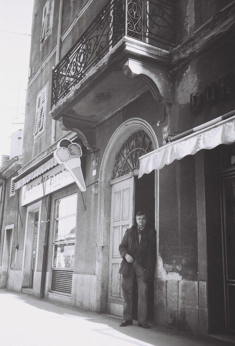 Sergio Endrigo 1990. ponovno na ulazu u zgradu u kojoj se rodio i živio u Puli (M. ĆURIĆ)