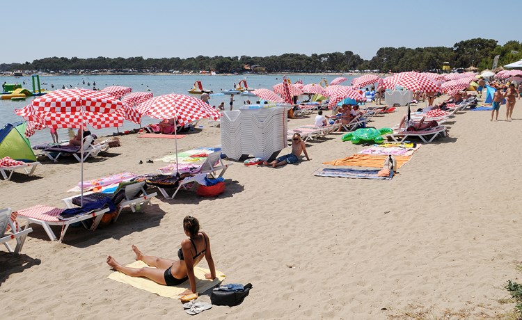Hrvati ove godine ponajviše planiraju ljetovati kod kuće - na jadranskoj obali (M. ANGELINI/arhiva)