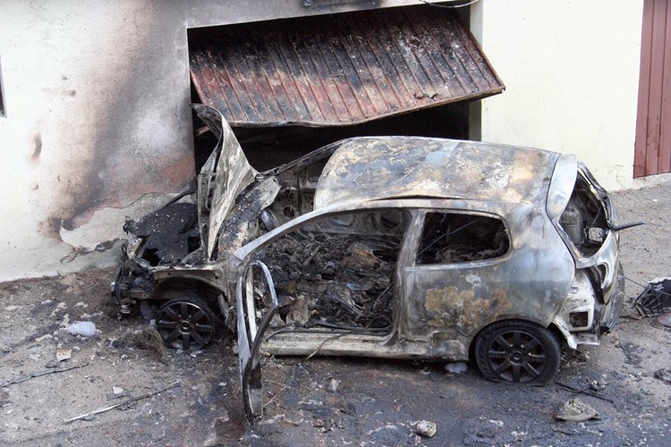 Pod automobil Eda Kosa u Poreču 2006.postavljen je eksploziv (M. SARDELIN)