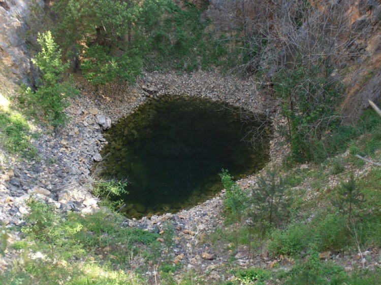 Boksitna jama pokraj budućeg kamenoloma Križarovica gdje izvire voda (fotografirano prije dva mjeseca)